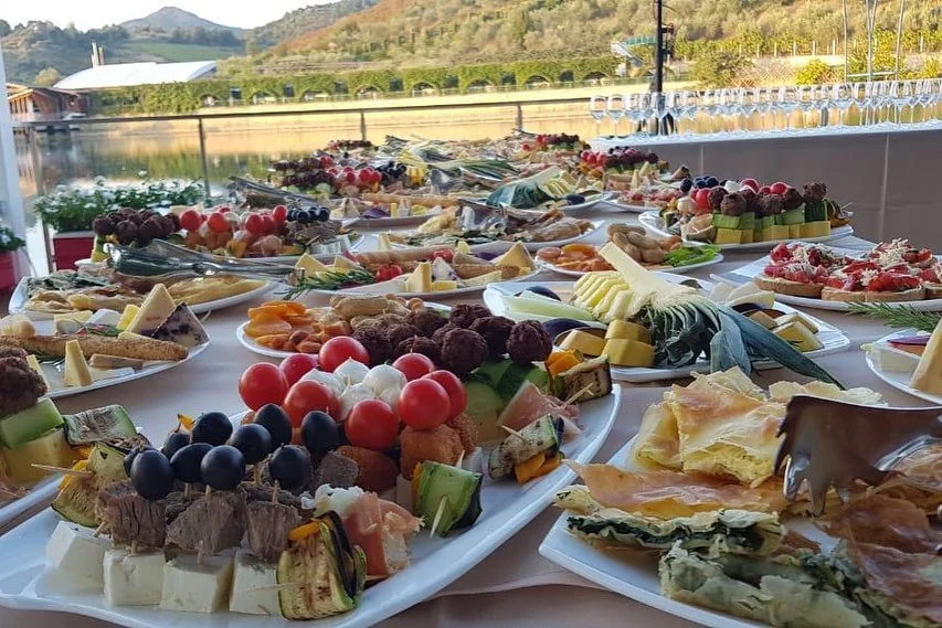 Tryeza pran&euml; liqenit